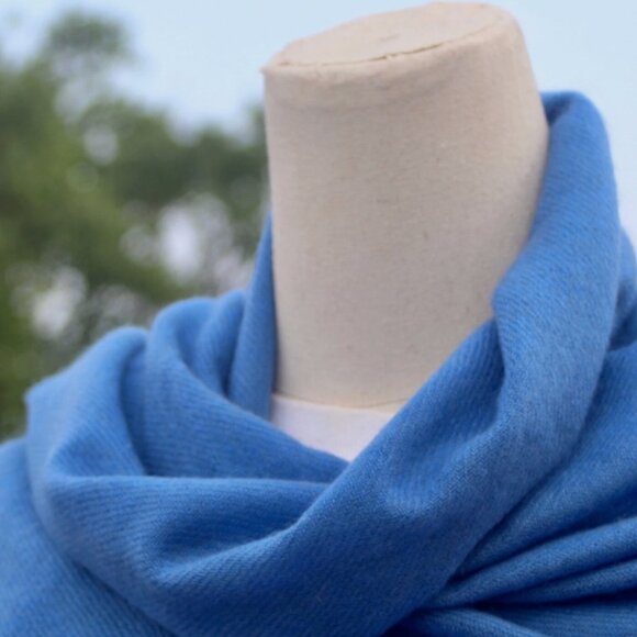 PIAGET EXCLUSIVE VIP GIFT CASHMERE SCARF MADE IN FRANCE BLUE. - Picture 1 of 7